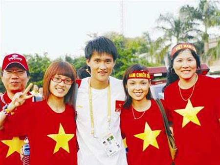 Hành trình “vịt hóa thiên nga” của em gái Công Vinh - 2 Khánh Chi cùng người yêu cũ của Công Vinh đi cổ vũ đội tuyển Việt Nam năm 2007.