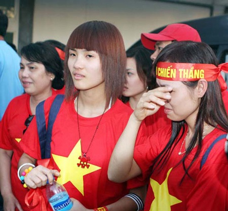 Hành trình “vịt hóa thiên nga” của em gái Công Vinh - 1 Khánh Chi cùng người yêu cũ của Công Vinh đi cổ vũ đội tuyển Việt Nam năm 2007.