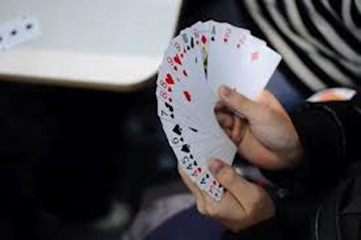 Giới trẻ tưng bừng “xả hơi” sớm cuối năm - 4 Bài bạc được không ít HS, SV mang tới lớp tranh thủ ngày cuối năm.