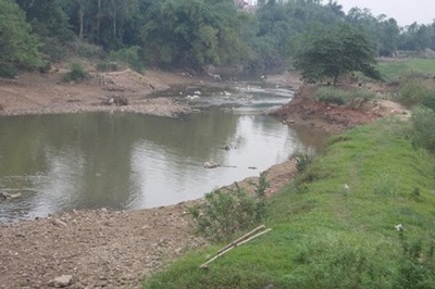 Kỳ bí lời nguyền trai gái hai làng không được kết duyên - 1 Dòng Hoàng Giang và bờ đất cũng là phân giới giữa hai xã Cổ Loa – Dục Tú.