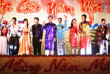Dạ hội đa sắc màu chào năm mới của sinh viên Cảnh sát - 1 Sinh viên khoác lên mình trang phục của nhiều quốc gia trên thế giới