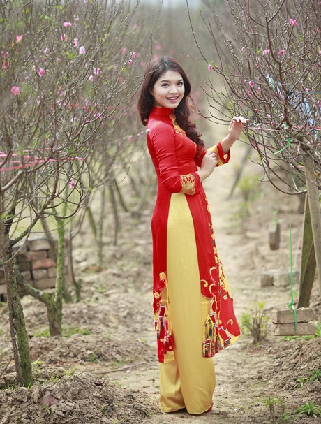 Hoa khôi Imiss Thùy Dương đọ sắc bên cánh đào Xuân - 2 Hoàng Dung