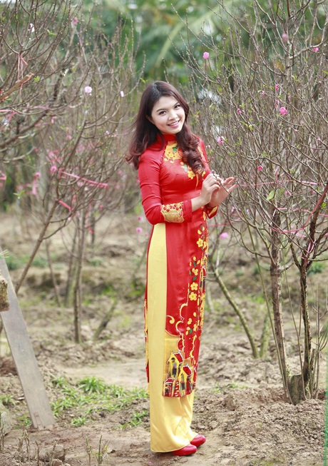 Hoa khôi Imiss Thùy Dương đọ sắc bên cánh đào Xuân - 3 Hoàng Dung