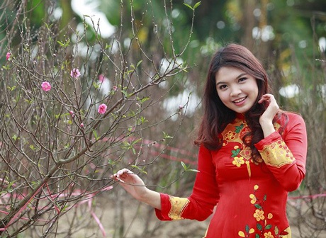 Hoa khôi Imiss Thùy Dương đọ sắc bên cánh đào Xuân - 4 Hoàng Dung