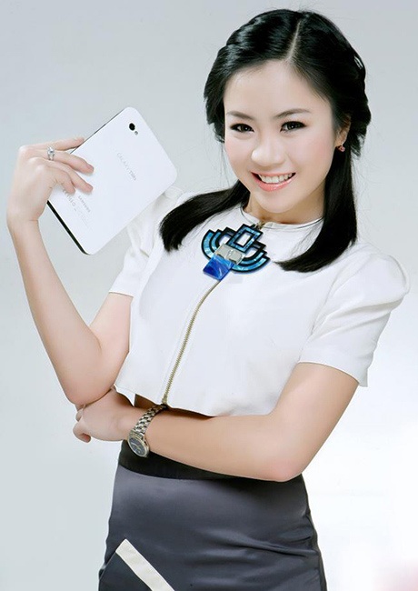 Ngắm nữ sinh FPT kiều diễm khoe dáng với sản phẩm hi-tech - 5 Trần Minh Thu