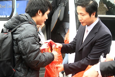 1.000 sinh viên được hỗ trợ về quê ăn Tết - 5 Món quà nhỏ ấm lòng ngày Tết