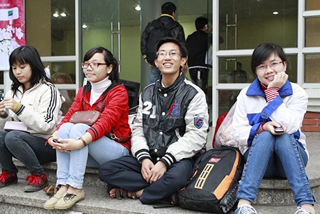 1.000 sinh viên được hỗ trợ về quê ăn Tết - 2 Nhóm sinh viên quê Thanh Hóa vui vẻ chuyện trò, làm quen trong lúc đợi xe ra về