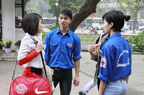 1.000 sinh viên được hỗ trợ về quê ăn Tết - 4 Các bạn TNV hỗ trợ sinh viên tìm xe, giải đáp thắc mắc