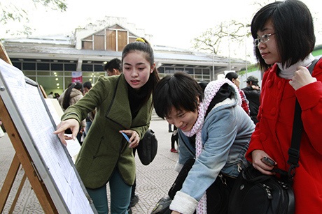 1.000 sinh viên được hỗ trợ về quê ăn Tết - 3 Bạn trẻ dò danh sách tên mình để lên xe