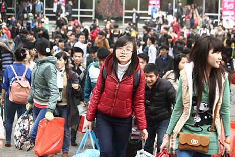 1.000 sinh viên được hỗ trợ về quê ăn Tết - 1 Hơn 700 bạn sinh viên xuất phát từ Nhà văn hóa học sinh sinh viên lên xe về quê ăn Tết