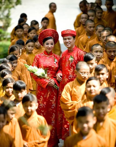Người trẻ hân hoan trong đám cưới trầm mặc nơi cửa Phật - 1 Đám cưới nơi cửa Phật của vợ chồng diễn viên hài Thúy Nga.
