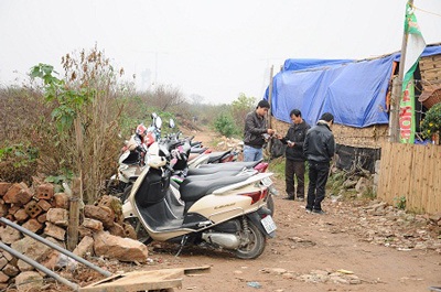 Nhật Tân: Vườn hoa "tăng tốc" cho teen thuê chụp ảnh Tết - 4 Các dịch vụ ăn theo như trông giữ xe cũng được hình thành.