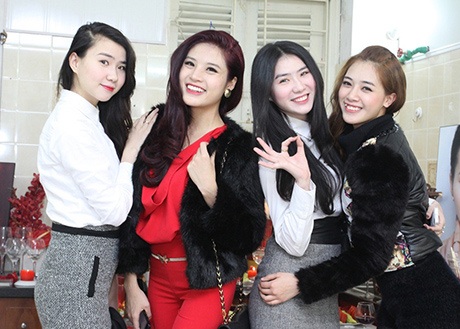 Hot girl Hà thành thân thiết bên nhau