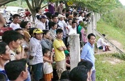 Đau xót nam thanh, nữ tú tự tử vì yêu - 1 Người dân tụ tập quanh hiện trường vụ một sinh viên gieo mình xuống Hồ Đá tự vẫn.