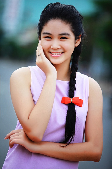 Sinh năm 1999, nữ sinh sở hữu chiều cao “khủng” 1m70 - 2 Không chỉ chân dài, Gia Mẫn còn có gương mặt đẹp và ánh mắt lúng liếng.
