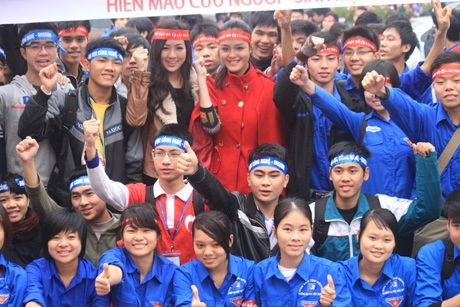 Á hậu Việt Nam xinh tươi rủ nhau hiến máu ngày “Chủ nhật đỏ” - 3 Diễu hành cổ động chương trình