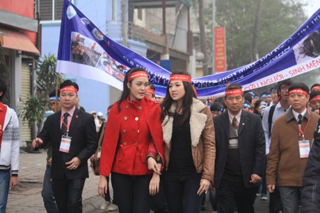 Á hậu Việt Nam xinh tươi rủ nhau hiến máu ngày “Chủ nhật đỏ” - 4 Diễu hành cổ động chương trình