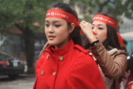 Á hậu Việt Nam xinh tươi rủ nhau hiến máu ngày “Chủ nhật đỏ” - 2 Ngay từ sáng sớm, hai Á hậu đã có mặt và chuẩn bị cho Chủ nhật Đỏ
