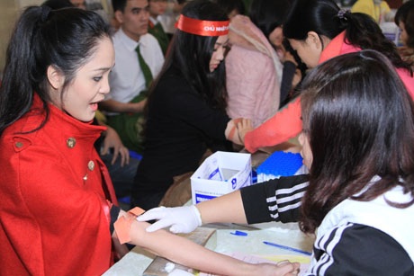 Á hậu Việt Nam xinh tươi rủ nhau hiến máu ngày “Chủ nhật đỏ” - 10 Và nụ cười tươi của Đỗ Hoàng Anh
