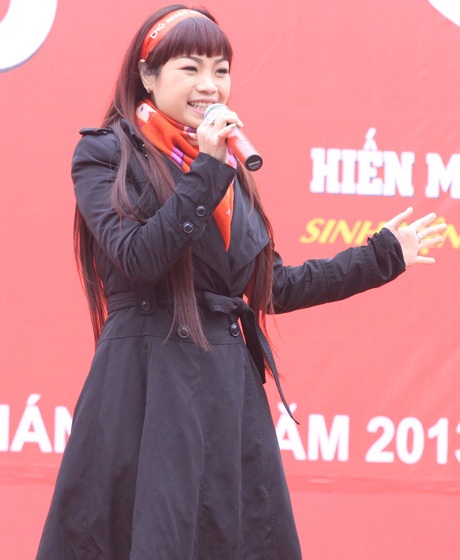 Á hậu Việt Nam xinh tươi rủ nhau hiến máu ngày “Chủ nhật đỏ” - 12 Ngày Chủ nhật Đỏ còn có sự tham gia biểu diễn văn nghệ của các ca sỹ nổi tiếng.