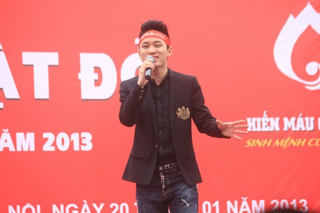Á hậu Việt Nam xinh tươi rủ nhau hiến máu ngày “Chủ nhật đỏ” - 13 Vũ Phong