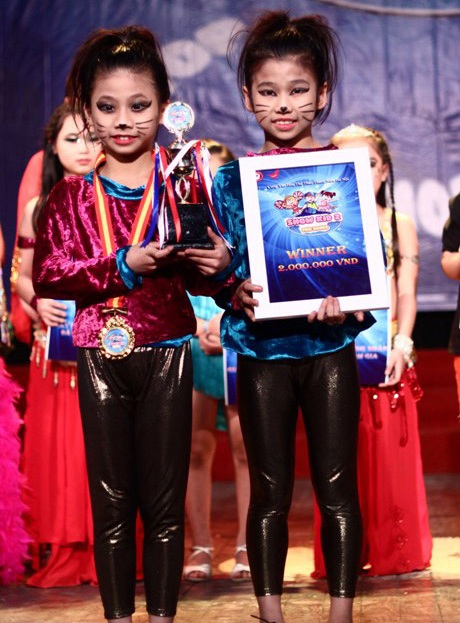 Hai thành viên Kitty Cat nhận giải nhất