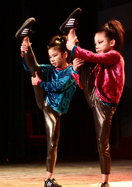 Nhóm nhảy Kitty Cat trổ tài uốn dẻo