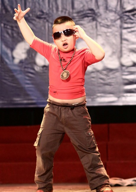 Cậu bé cực ngầu trong tạo hình rapper