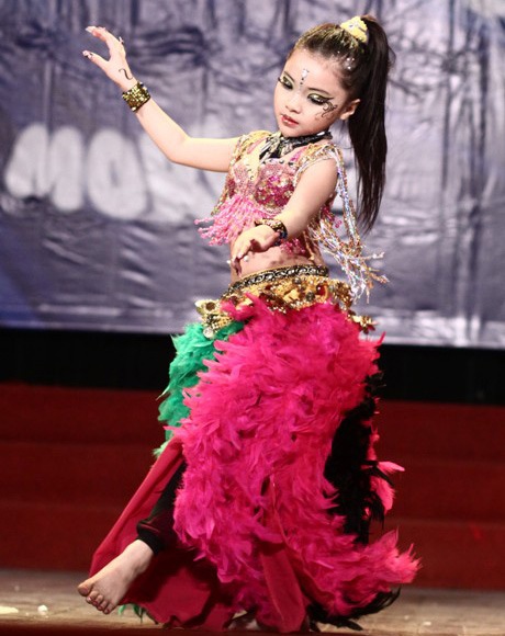 Điệu bellydance cuốn hút trong trang phục nhiều màu sắc