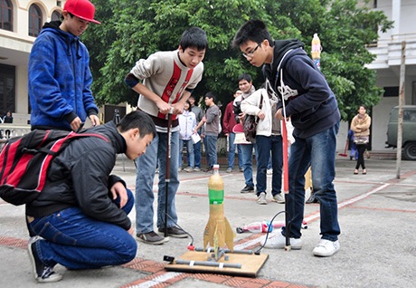 Học sinh trường chuyên Hà Nội đua tài bắn tên lửa nước - 1 Bơm hơi vào bên trong tên lửa với áp suất lên tới 5 - 7 kg/cm2