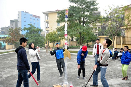 Học sinh trường chuyên Hà Nội đua tài bắn tên lửa nước - 2 Với những chiếc tên lửa chồng tầng, việc vận hành phức tập hơn và cần cả một đội ngũ chung tay