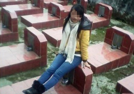 “Vạ miệng” vì phút nông nổi trong thế giới ảo - 1 Pha tạo dáng khó đỡ của một bạn nữ sinh bị phản ứng gay gắt trên facebook.