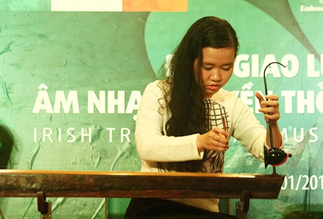 Quán quân Step dance thế giới khoe tài trước sinh viên Việt - 7 Nữ sinh Hà Nội giao lưu tiết mục đàn bầu bài Lên ngàn và Tiếng chày trên sóc Bombo
