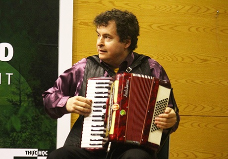 Quán quân Step dance thế giới khoe tài trước sinh viên Việt - 4 Nial O'Leary còn có khả năng chơi accordion của