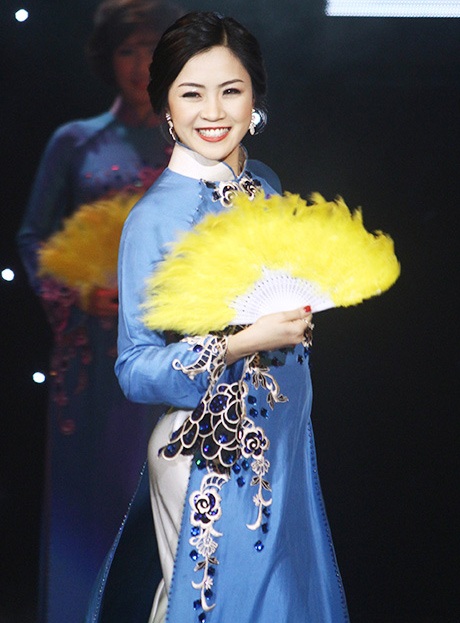 Cô gái "mắt cười" Trần Minh Thu đăng quang hoa khôi ĐH FPT - 1 Trần Minh Thu duyên dáng trong phần thi áo dài