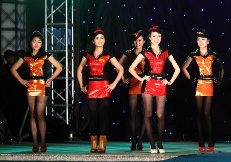 Nữ sinh cảnh sát hoá thành tiếp viên hàng không "siêu" quyến rũ - 6 Mai Châm