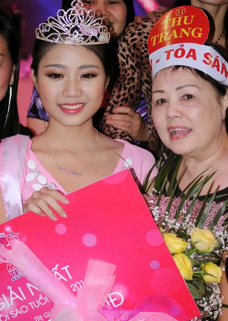 Miss Teen Thu Trang định làm gì với tiền thưởng 100 triệu? - 2 Thu Trang và người thân sau khoảnh khắc đăng quang.