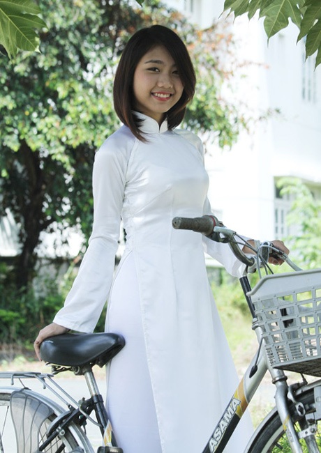 Miss Teen Thu Trang định làm gì với tiền thưởng 100 triệu? - 6 Lọt vào chung kết, cô... mềm mại hơn. Trong tà áo dài, Thu Trang giữ nét trong veo tuổi học trò.