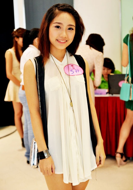 Miss Teen Thu Trang định làm gì với tiền thưởng 100 triệu? - 4 Thu Trang ở vòng loại Miss Teen. Lúc này mái tóc của cô khá xác xơ.