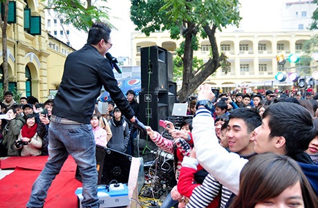 Chi Pu, St.319 tưng bừng nhảy Gangnam style giữa trời lạnh giá - 2 Bạn trẻ cuồng nhiệt tại chương trình.