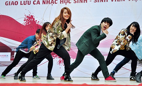 Chi Pu, St.319 tưng bừng nhảy Gangnam style giữa trời lạnh giá - 8 Vũ đạo Gangnam style vui nhộn