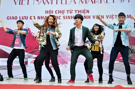 Chi Pu, St.319 tưng bừng nhảy Gangnam style giữa trời lạnh giá - 1 Chi Pu nhảy Gangnam style cùng St.319