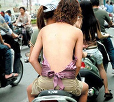 Nữ sinh ăn mặc phản cảm: Sành điệu hay khiêu khích? - 2 Ăn mặc khiêu khích thế này có thể khiến bạn lâm vào nguy hiểm (Ảnh minh họa)