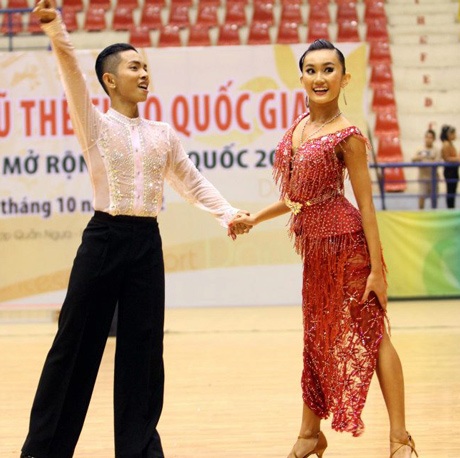 “Mỹ nữ” dancesport 9X - Khổ luyện để thành tài - 2 Bằng An và bạn diễn Phan Hiển.