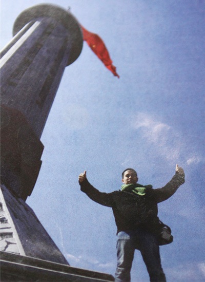 Chàng trai Việt với bảo tàng trong lòng núi đá - 1 Đặng Ngọc Anh tại cột cờ Lũng Cú.