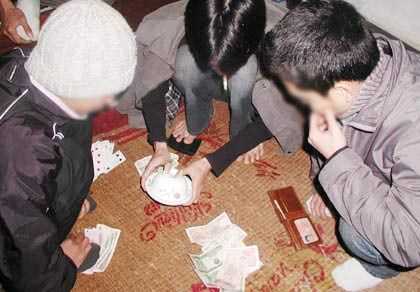 Vui Tết, giới trẻ chúi mũi vào bài bạc “quên ngày tháng” - 1 Không ít bạn trẻ nổi hứng chứng tỏ, a dua bạn bè nên cũng ngồi vào chiếu bạc ngày Tết.