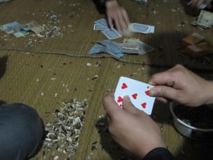 Vui Tết, giới trẻ chúi mũi vào bài bạc “quên ngày tháng” - 3 Theo tính đỏ đen, không ít hệ lụy xấu diễn ra với bạn trẻ trong dịp Tết.