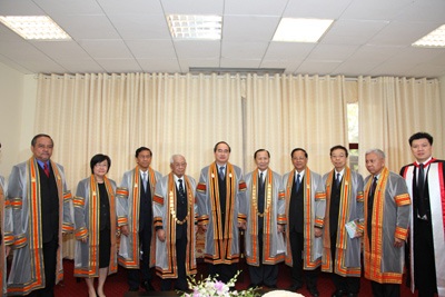Phó Thủ tướng Nguyễn Thiện Nhân nhận bằng Tiến sĩ danh dự - 2 Phó Thủ tướng Nguyễn Thiện Nhân và toàn thể Hội đồng Nhà trường Đại học Naresuan.