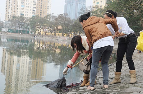 Sinh viên xông xáo vớt rác giúp cá Táo quân "rẽ sóng" về trời - 2 Tiến hành vớt rác ven hồ