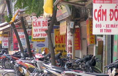 Cuối năm, sinh viên túng quá hóa “làm liều” - 2 Những cách xoay tiền như cầm đồ, bán đề khó lòng giúp teen thoải mái trong đợt Tết.